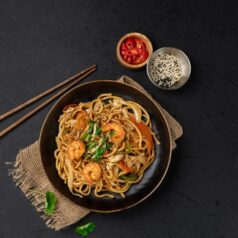 Жареная лапша с тигровыми креветками