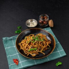 Жареная лапша с курицей