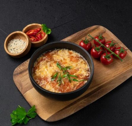 Суп с яйцом и помидорами