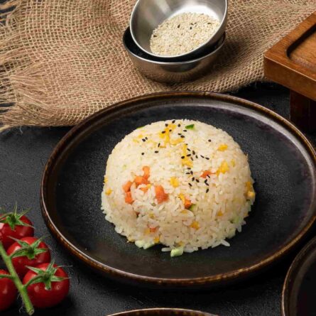 Жареный рис с яйцом и овощами